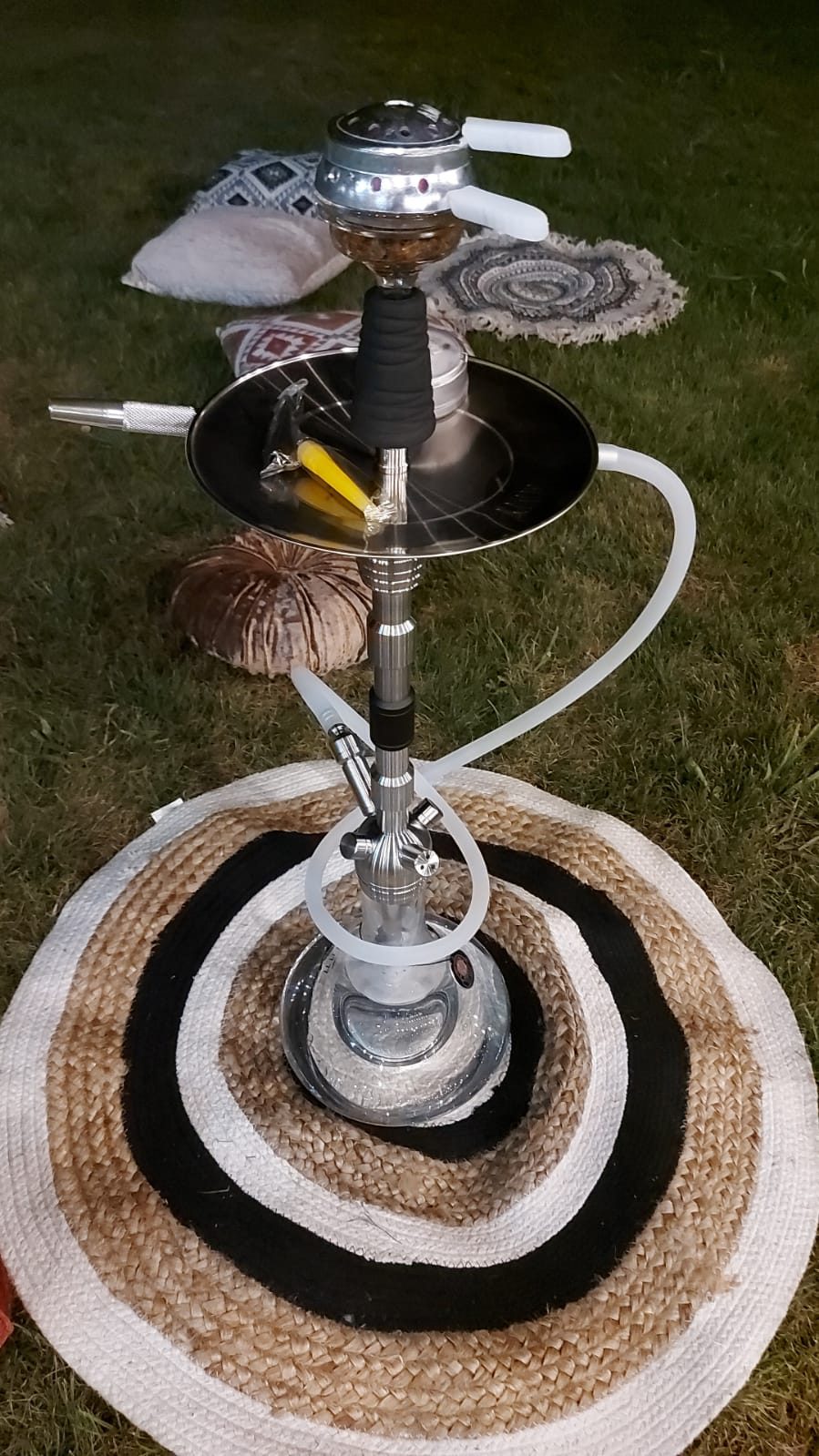 Narghilea pe covor tradițional